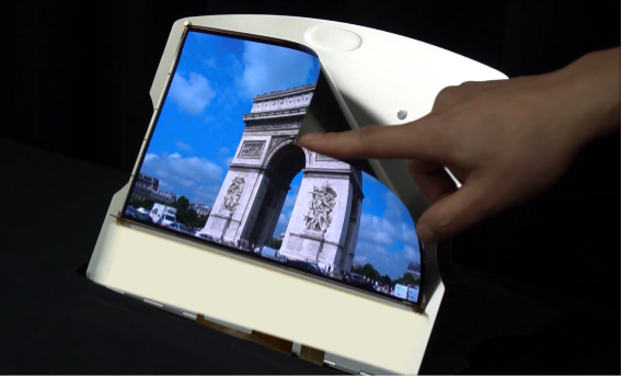 プラスチック素材を活用した、折り曲げができるディスプレイ