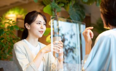 <strong>透明で硬いアクリル樹脂。その性質やメリットをわかりやすく解説します! </strong>